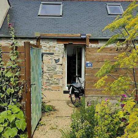 Maisonnette Avec Cour Ploubezre Esterno foto