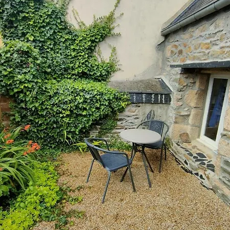 Maisonnette Avec Cour Ploubezre Esterno foto