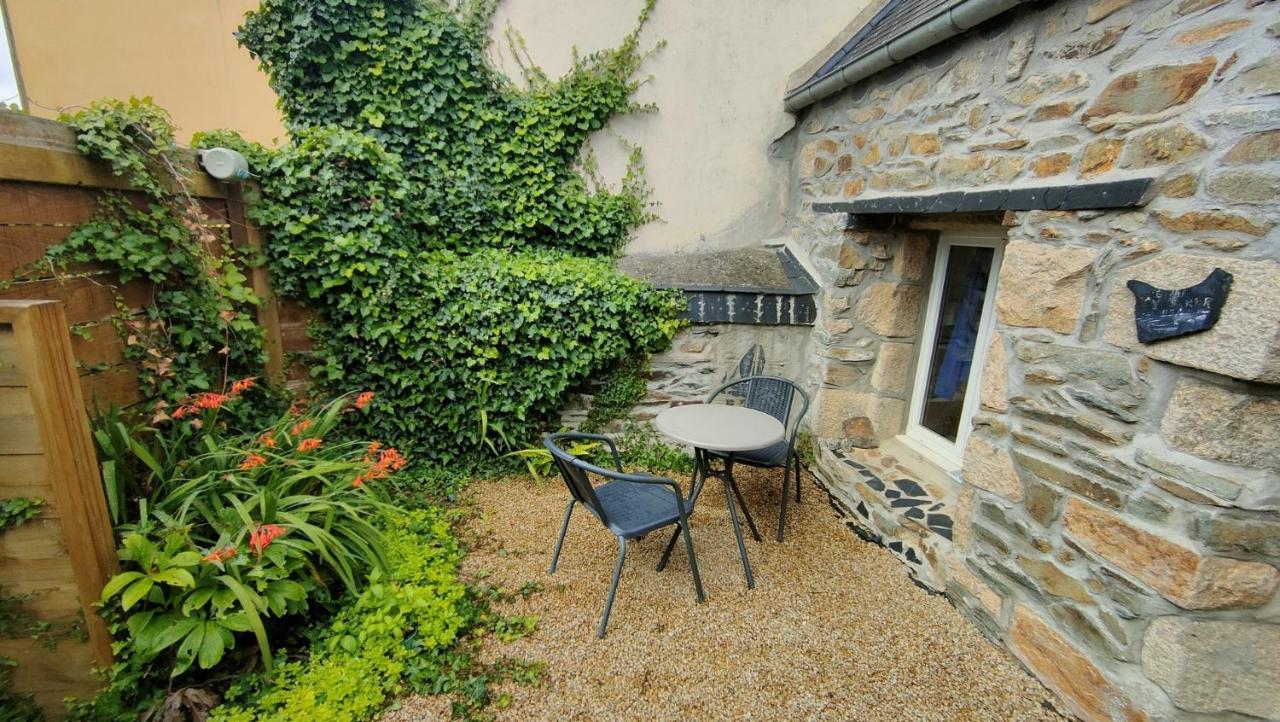 Maisonnette Avec Cour *